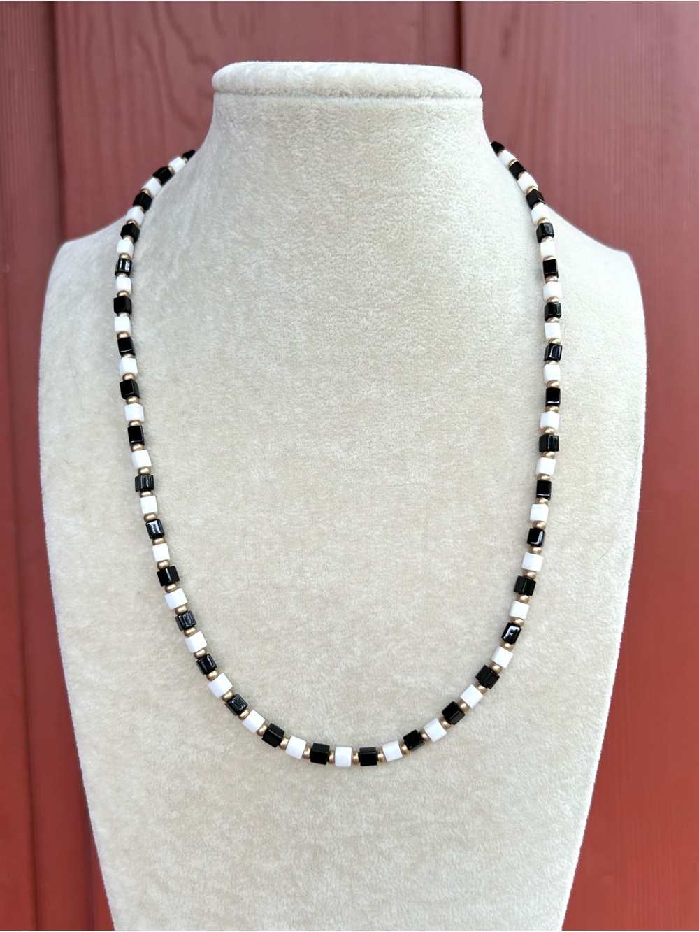 Black & White necklace - Picture 5 of 9